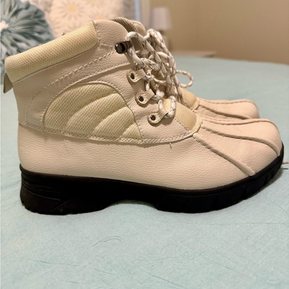 Easy Street Cream Ankle Boots size 8.5